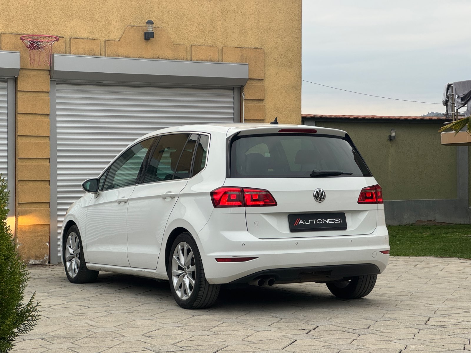 VW Golf VII Sportsvan 2.0 TDI DSG Carat - view 2