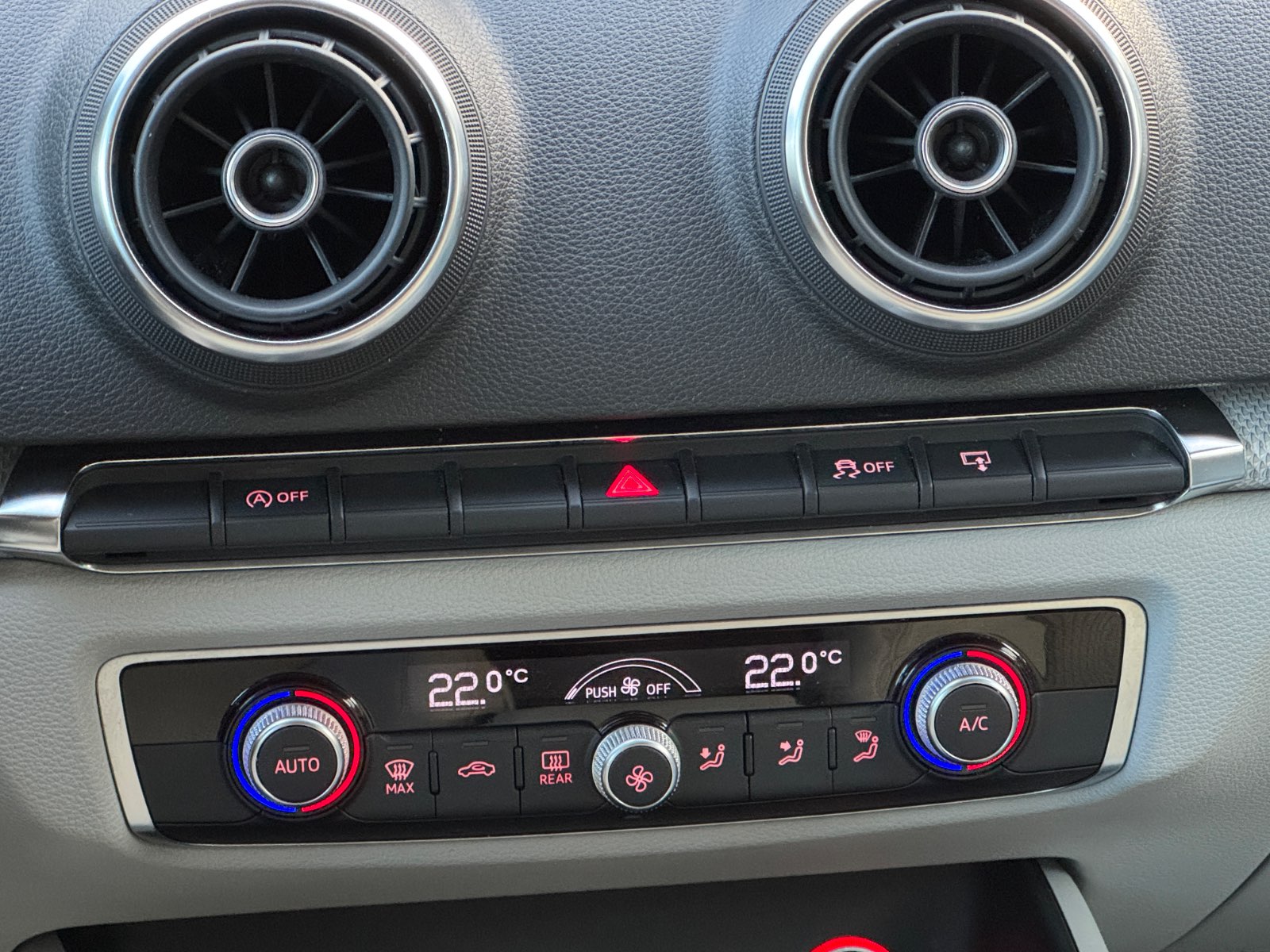 Audi A3 1.6TDI S-Tronic Ambiente Sedan - view 12