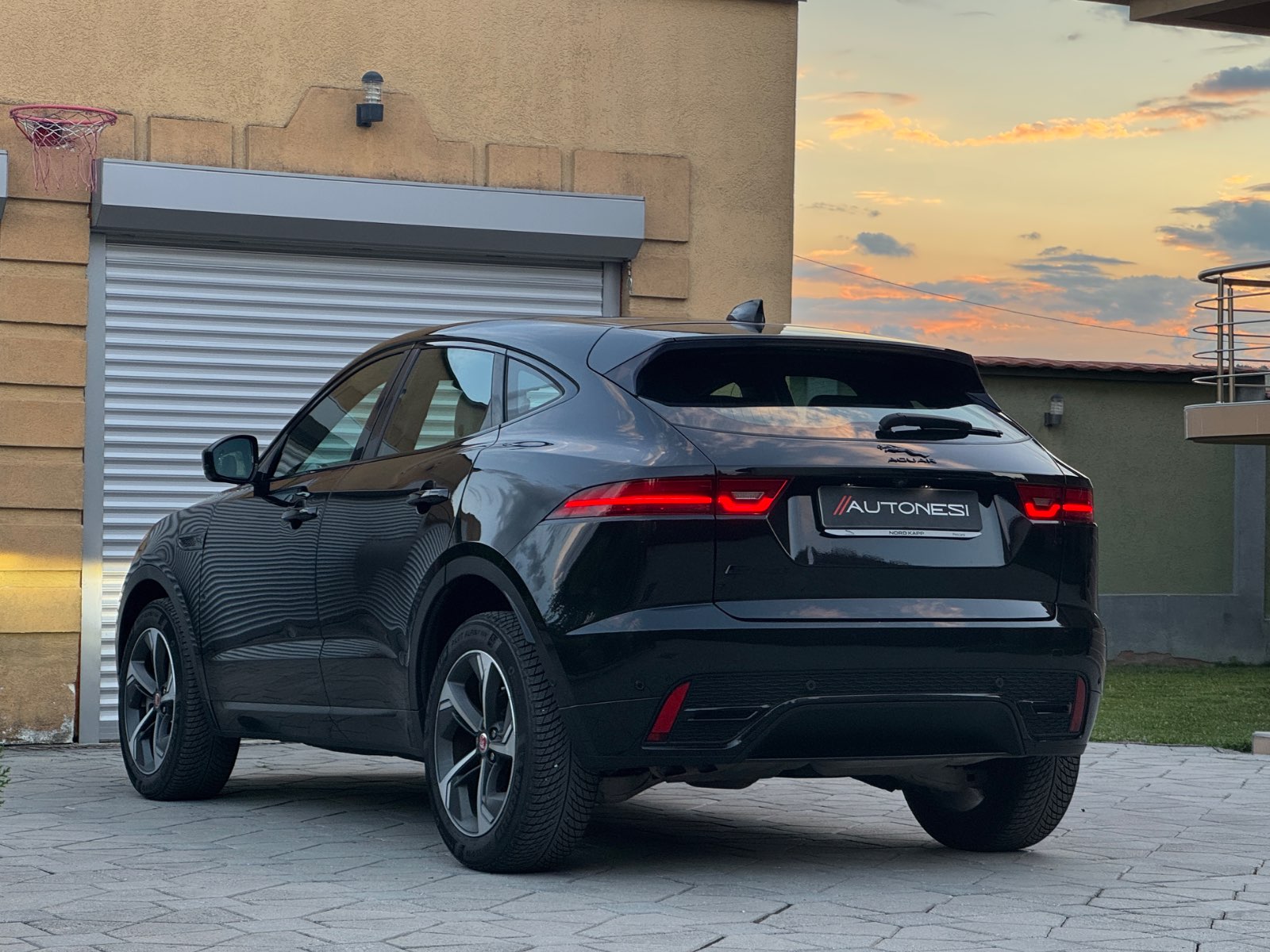 Jaguar E-Pace 2.0D R-Dynamic HSE (Facelift) - view 2