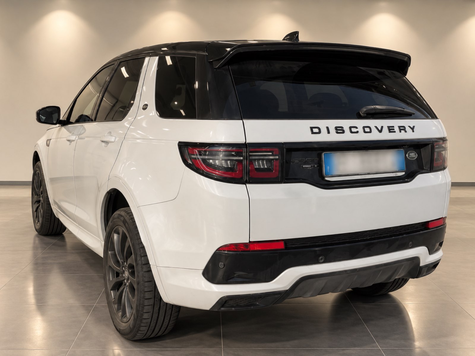 Land Rover Discovery Sport 2.0 D180 R-Dynamic - view 2