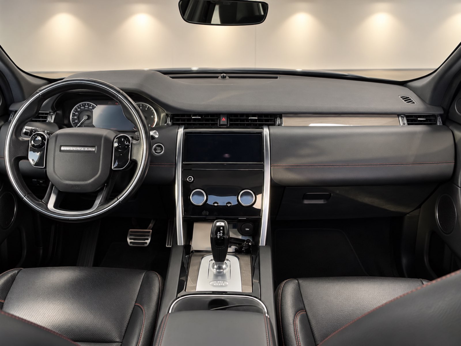 Land Rover Discovery Sport 2.0 D180 R-Dynamic - view 3