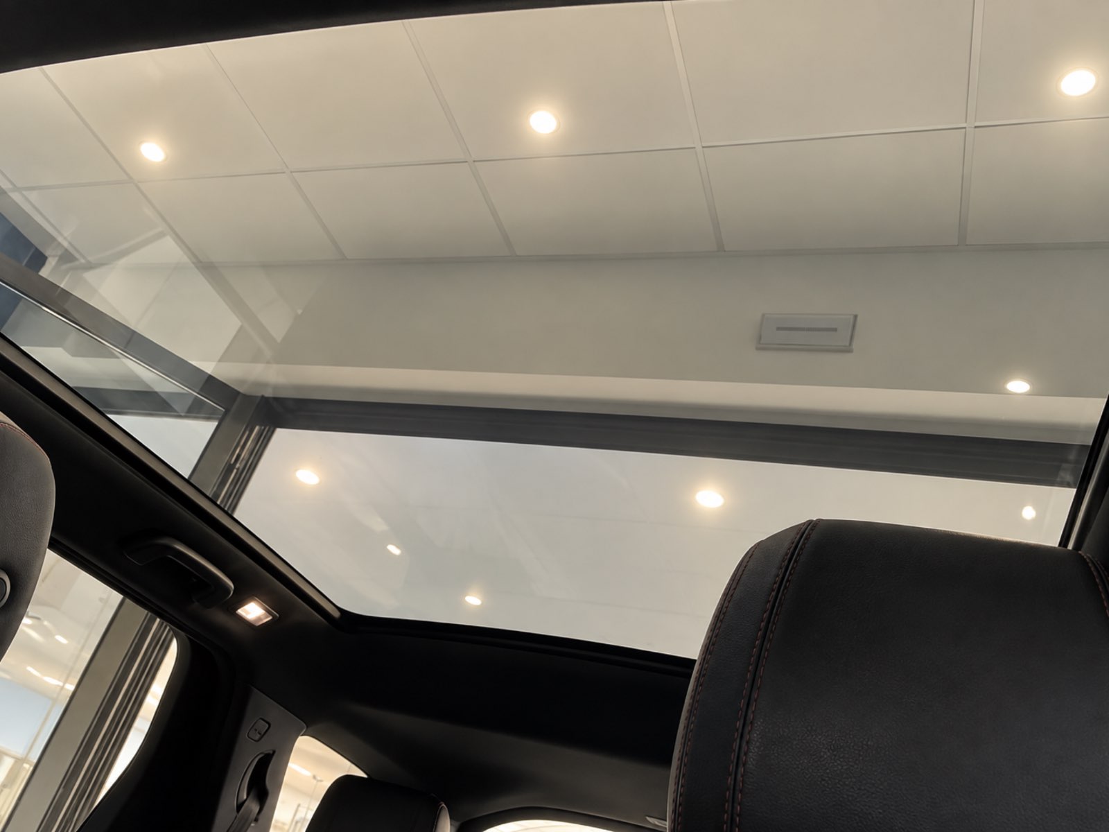 Land Rover Discovery Sport 2.0 D180 R-Dynamic - view 4