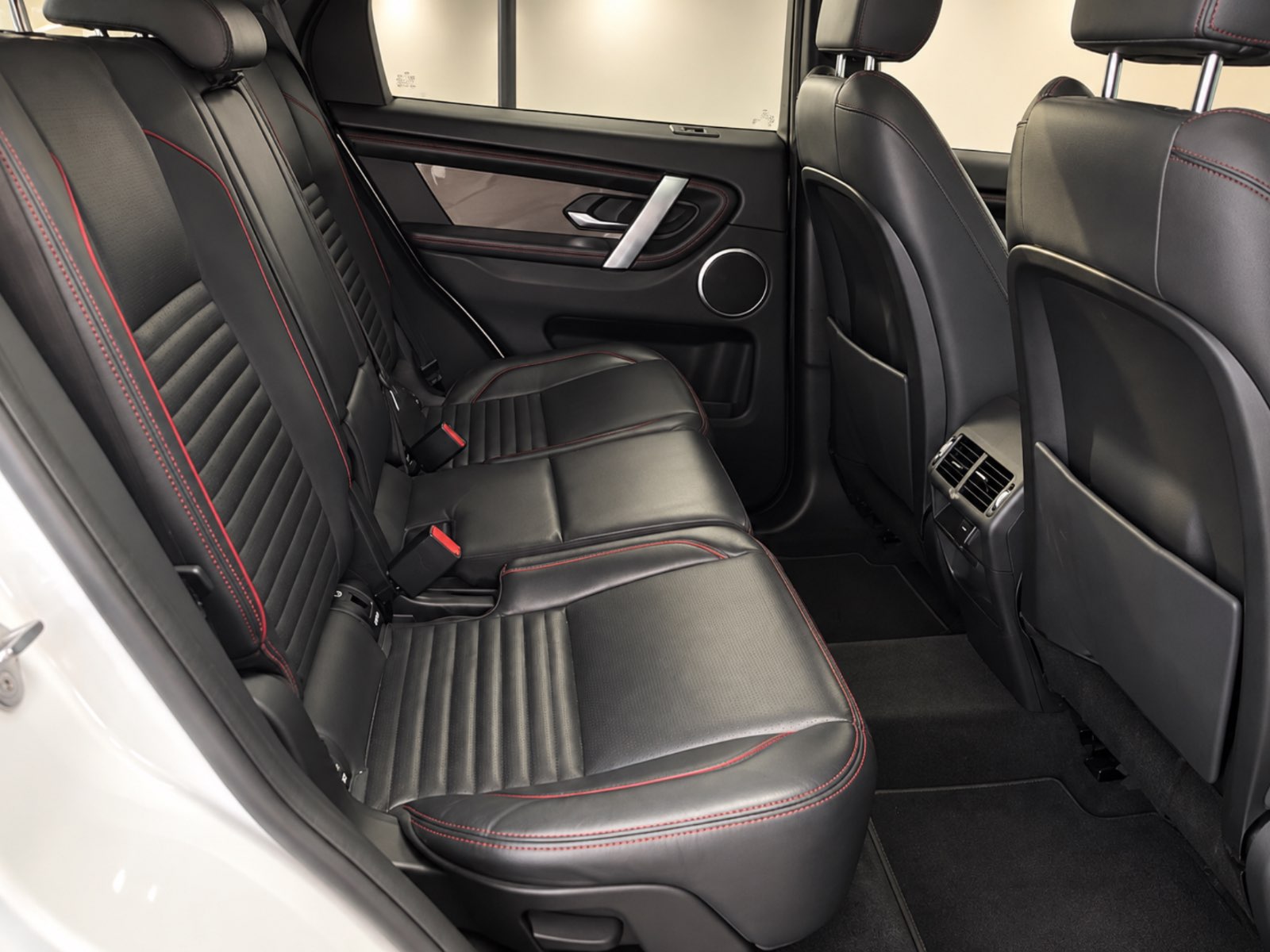 Land Rover Discovery Sport 2.0 D180 R-Dynamic - view 5