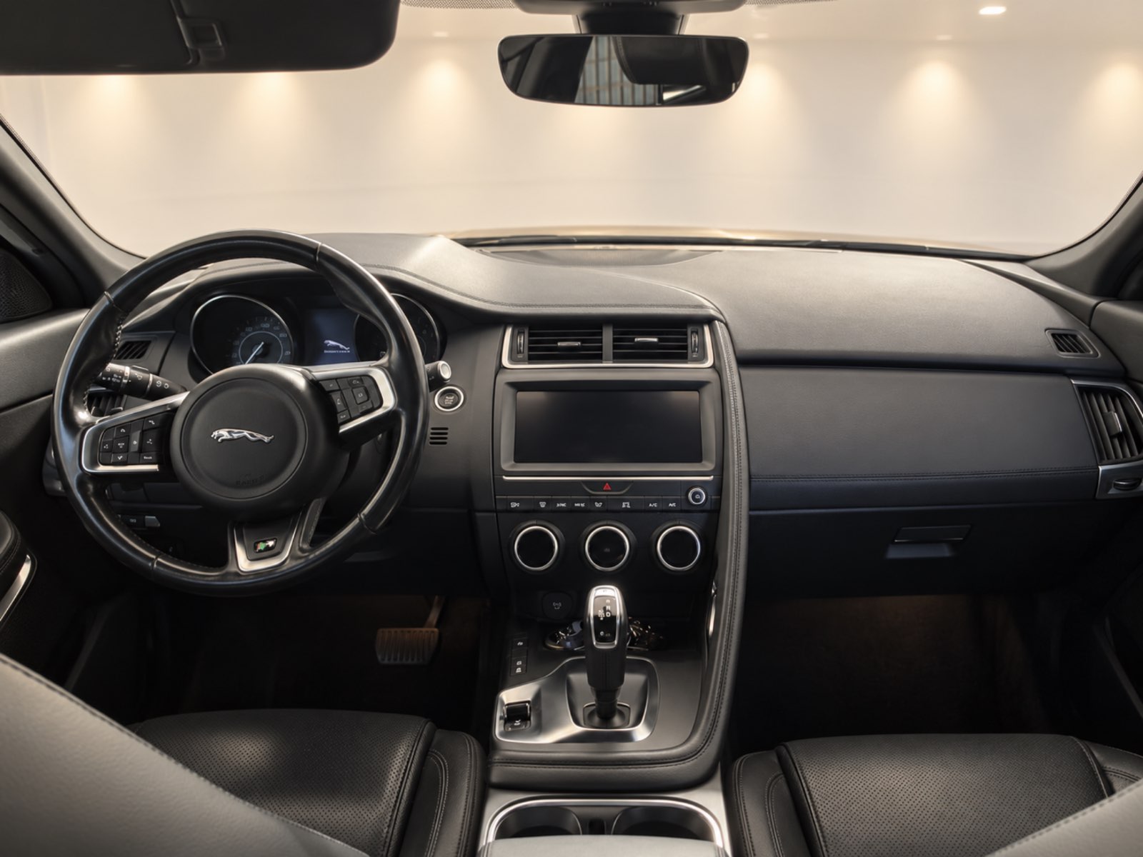 Jaguar E-Pace D150 S AWD Black Pack - view 5