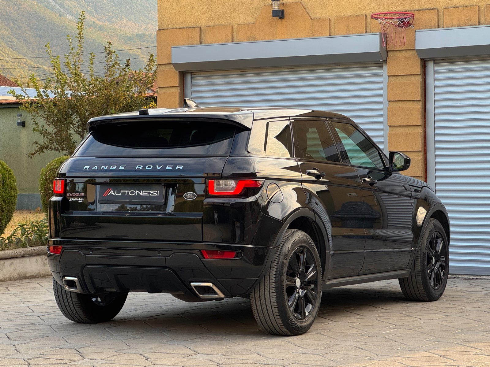 Range Rover Evoque 2.0 Td4 SE Dynamic Black Pack - view 2