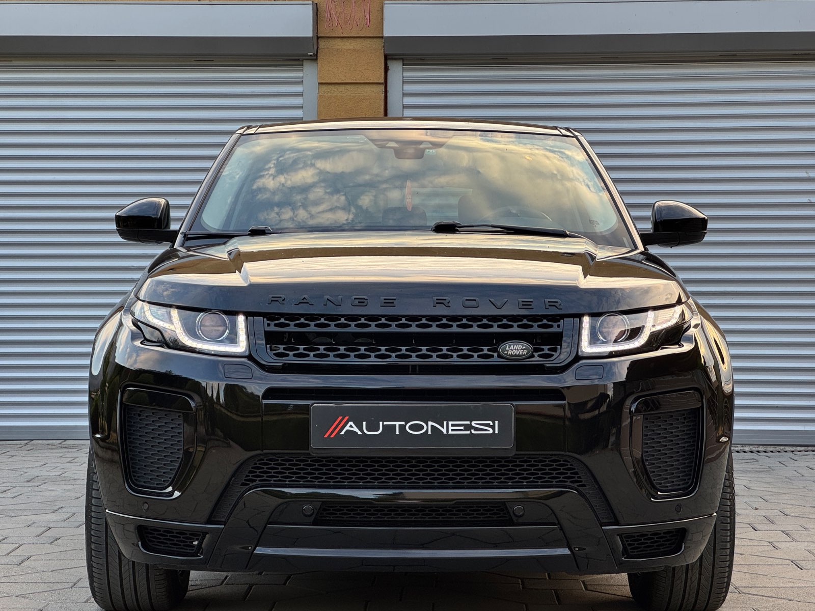Range Rover Evoque 2.0 Td4 SE Dynamic Black Pack - view 3