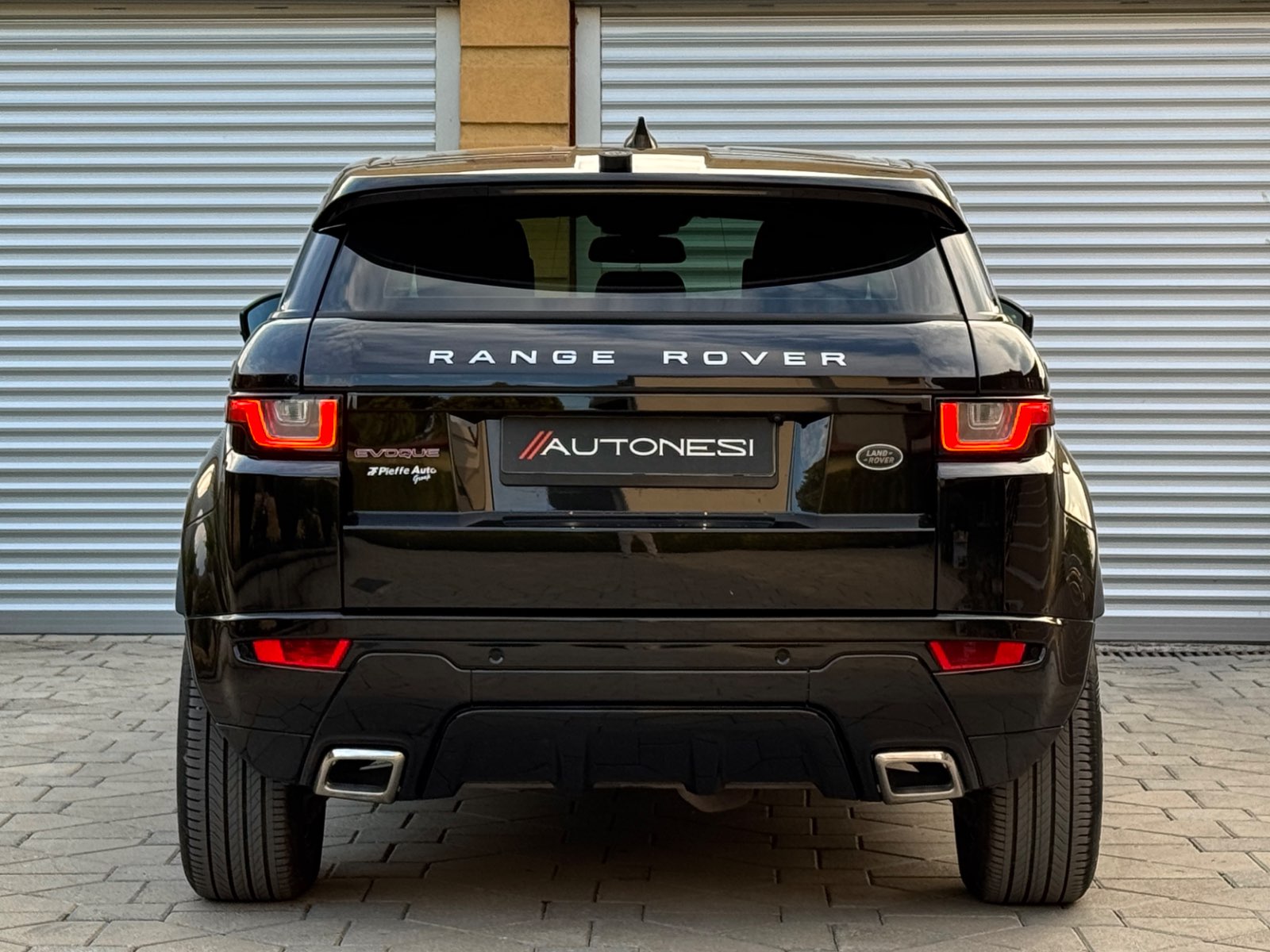 Range Rover Evoque 2.0 Td4 SE Dynamic Black Pack - view 4