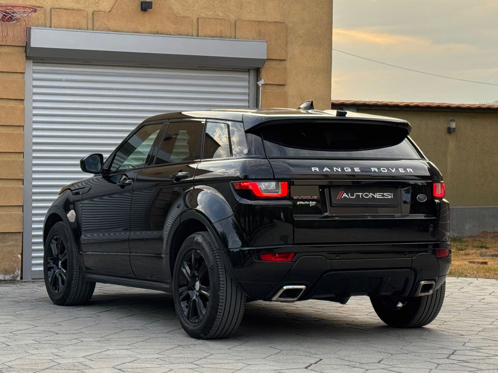 Range Rover Evoque 2.0 Td4 SE Dynamic Black Pack - view 5
