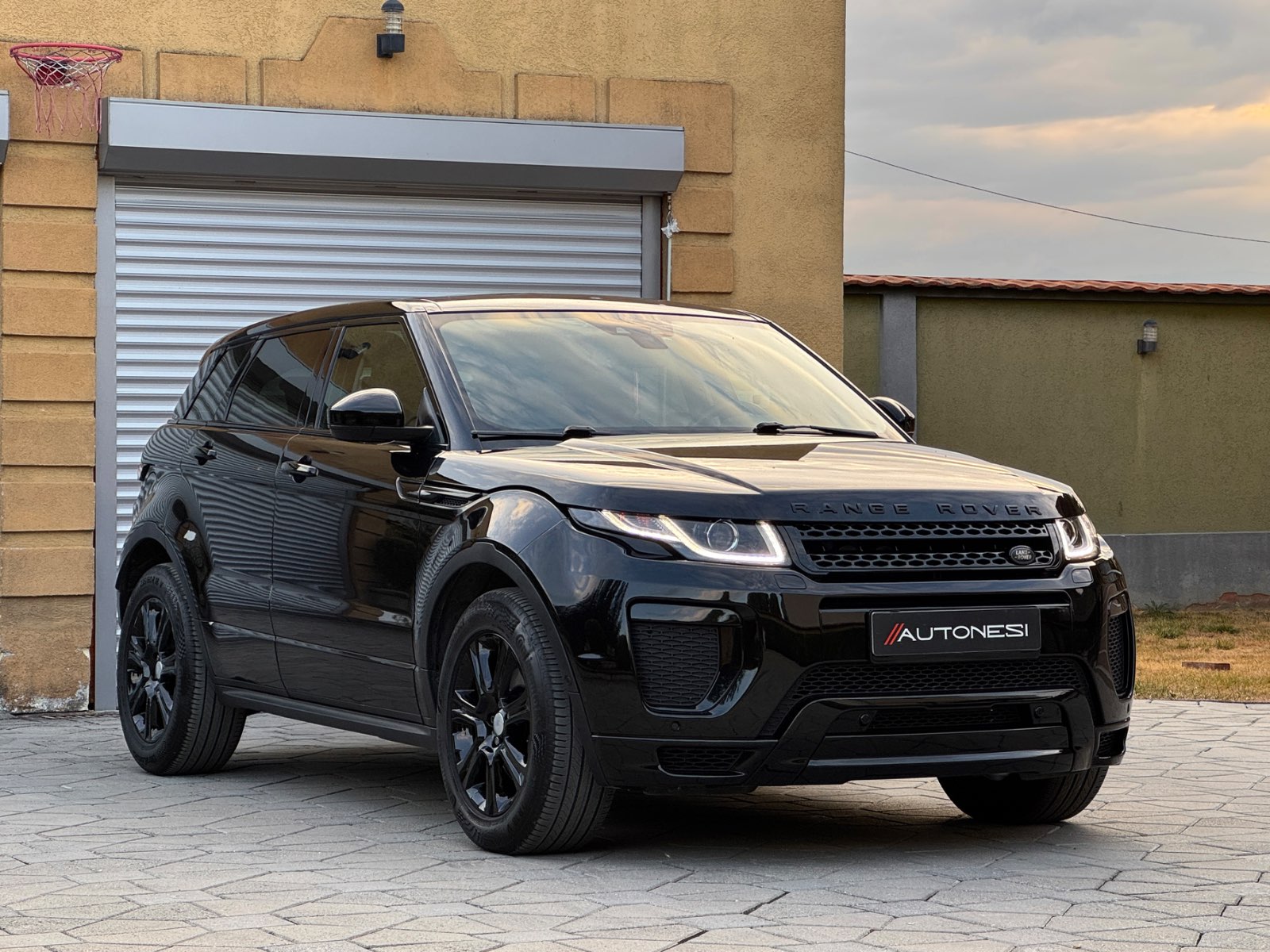 Range Rover Evoque 2.0 Td4 SE Dynamic Black Pack - view 6