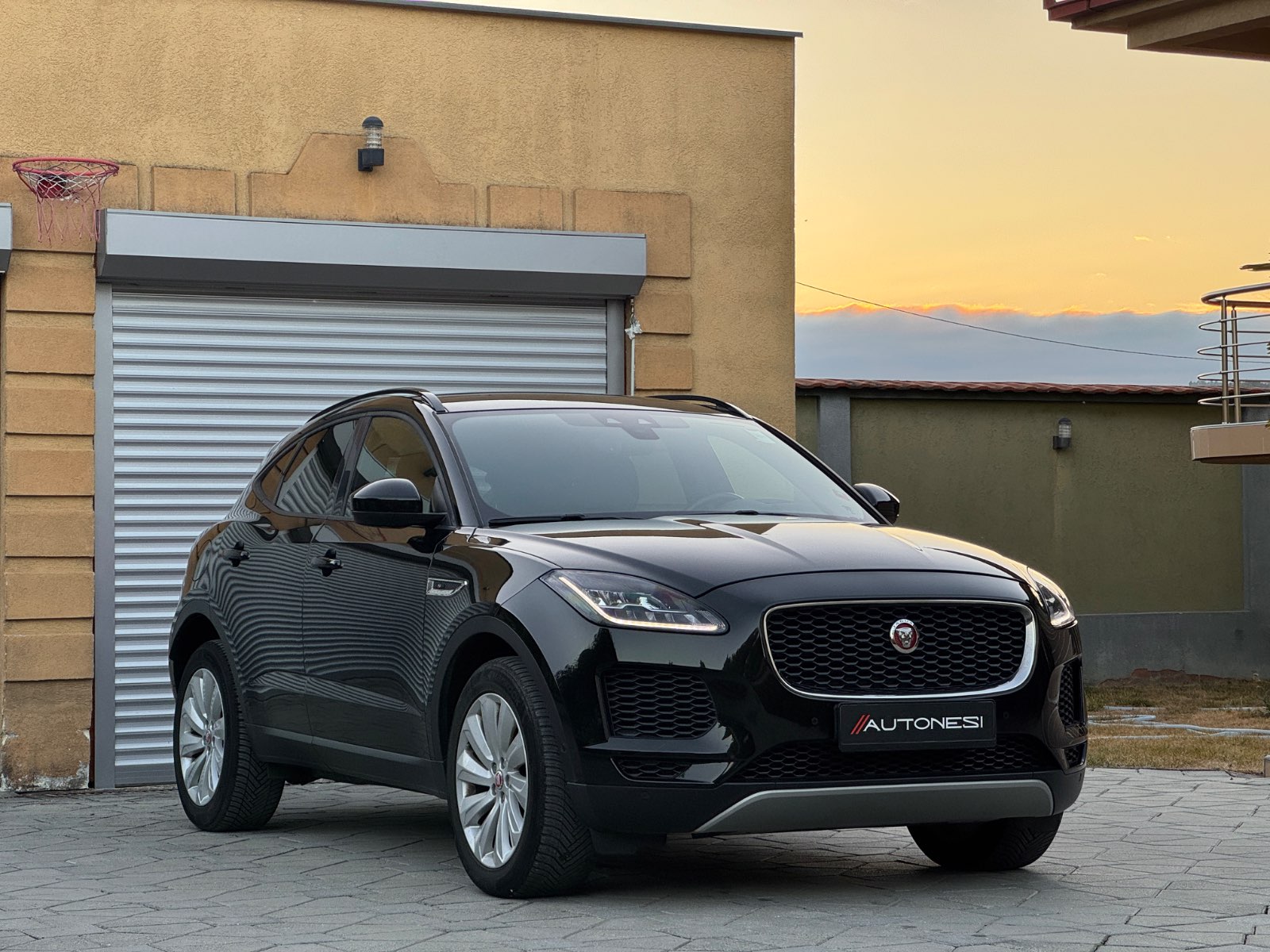 Jaguar E-Pace 2.0d AWD S - view 3