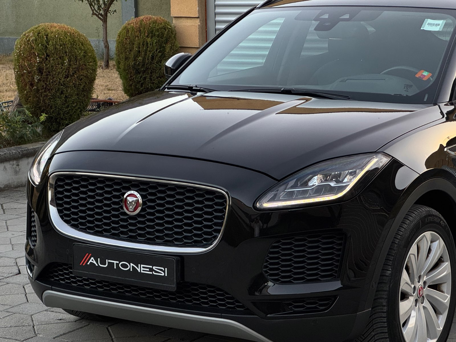 Jaguar E-Pace 2.0d AWD S - view 4