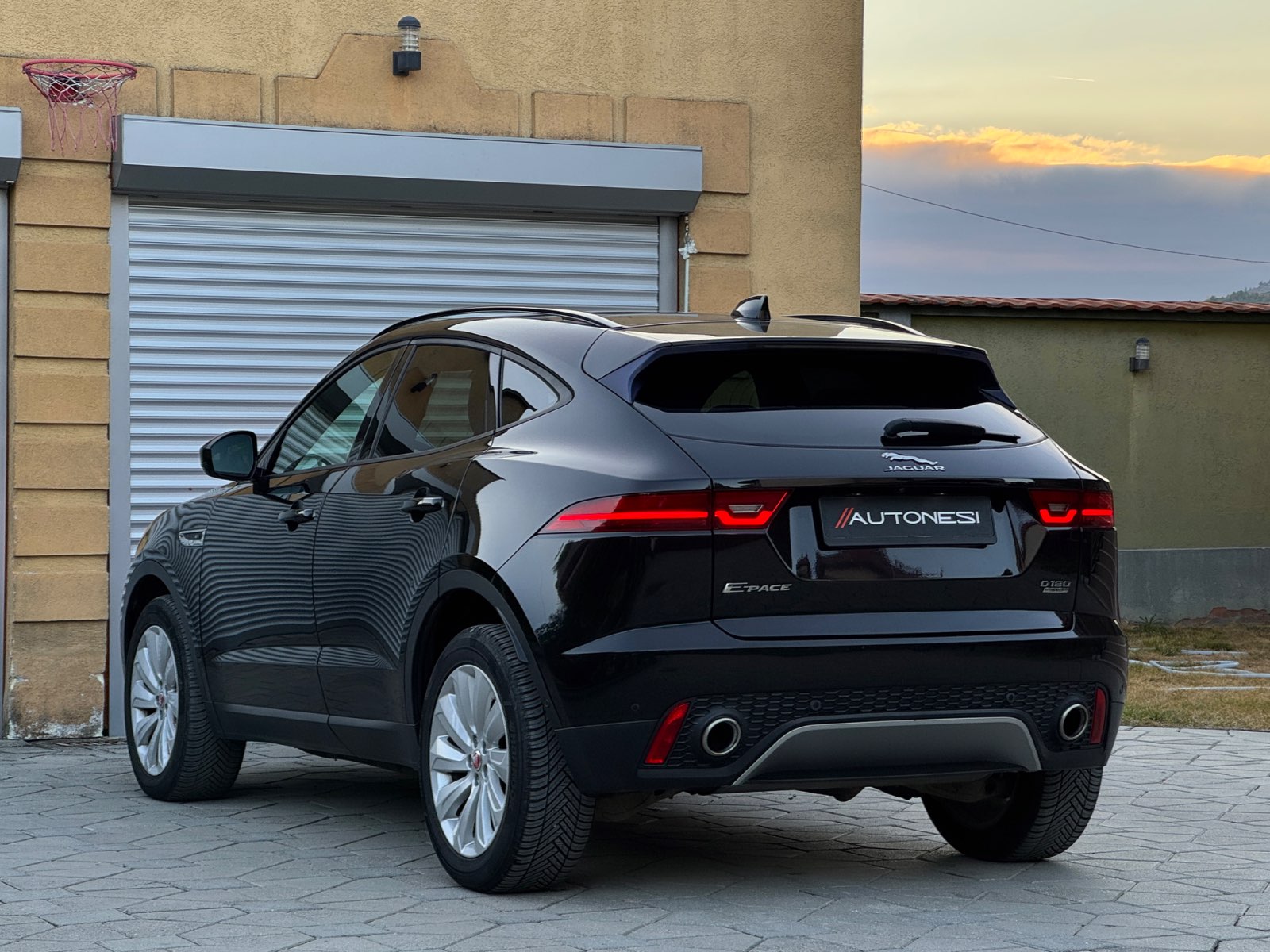 Jaguar E-Pace 2.0d AWD S - view 5